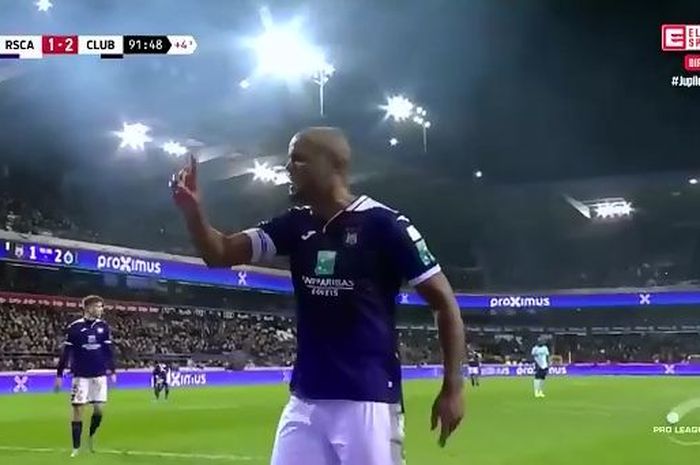 Bek Anderlecht, Vincent Kompany, memarahi suporter timnya sendiri karena mengganggu kiper lawan di tengah pertandingan.