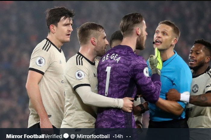 David De gea (Tengah) dan pemain Manchester United lainnya melakukan protes ke wasit di laga melawan Liverpool, Minggu (19/1/2020) kemarin.