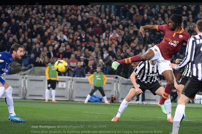 Gervinho mencetak gol kemenangan AS Roma atas Juventus pada duel perempat final Coppa Italia 2013-2014.