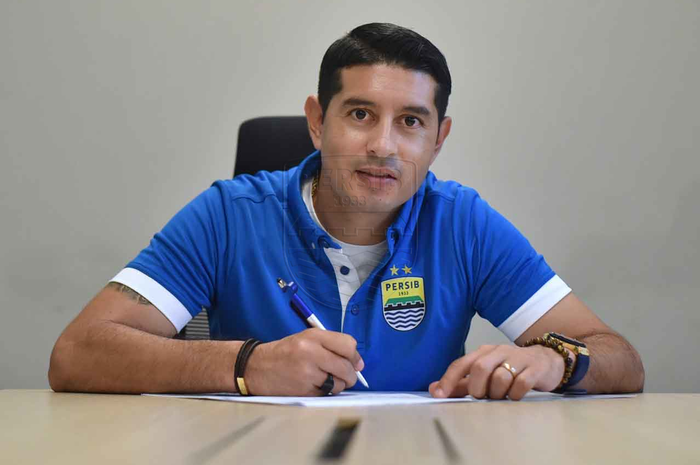 Gelandang naturalisasi, Esteban Vizcarra, saat menandatangani perpanjangan kontrak dengan Persib Bandung pada musim 2020.