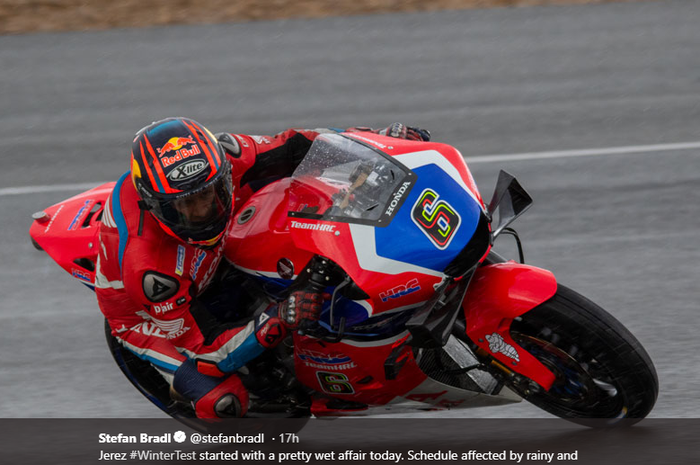 Pembalap penguji Honda, Stefan Bradl, mengendarai motor RC213V dalam tes pramusim World Superbike di Sirkuit Jerez, Spanyol, 22 Januari 2020.