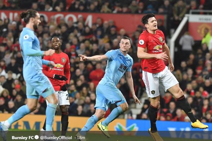 Striker Burnley, Chris Wood, merayakan gol yang dicetak ke gawang Manchester United dalam laga Liga Inggris di Stadion Old Trafford, Rabu (22/1/2020).