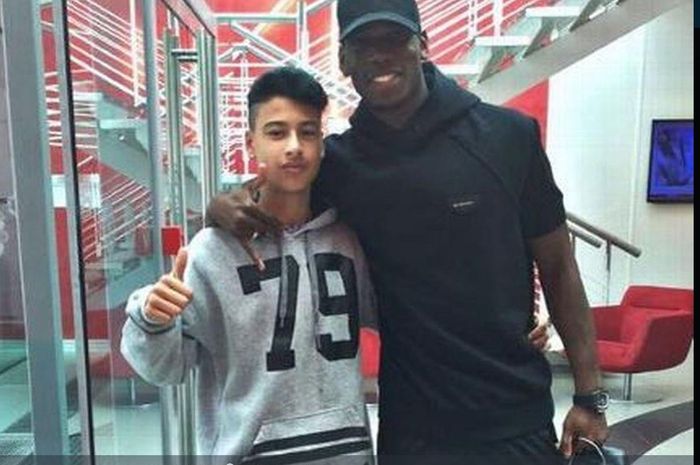 Gabriel Martinelli cilik (kiri) saat berfoto bersama Paul Pogba.