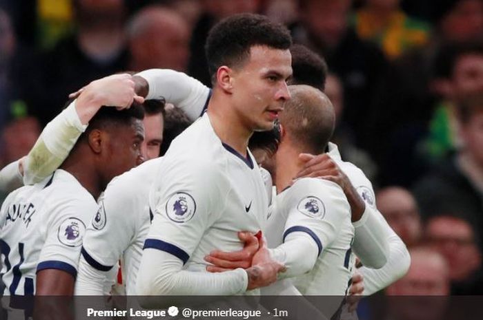 Para pemain Tottenham Hotspur merayakan gol yang dicetak oleh Dele Alli dalam laga Liga Inggris melawan Norwich City di Stadion Tottenham Hotspur, Rabu (22/1/2020).