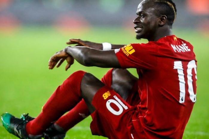 Sadio Mane mengalami cedera saat Liverpool mengalahkan Wolves di Molienux Stadium, Kamis (23/1/2020).