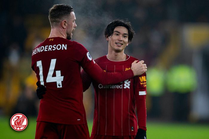 Penyerang Liverpool, Takumi Minamino, berbicara dengan kapten Jordan Henderson dalam laga Liga Inggris melawan Wolverhampton Wanderers di Stadion Molineux, Kamis (23/1/2020).