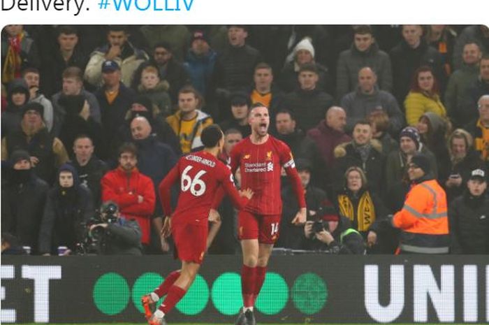 Kapten Liverpool, Jordan Henderson (kanan), merayakan golnya bersama Trent Alexander-Arnold dalam laga Liga Inggris melawan Wolverhampton Wanderers di Stadion Molineux, Kamis (23/1/2020).