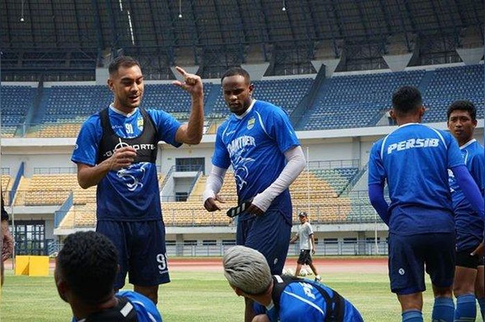 Para pemain Persib Bandung dalam latihan di Stadion Gelora Bandung Lautan Api pada Rabu (22/1/2020). 