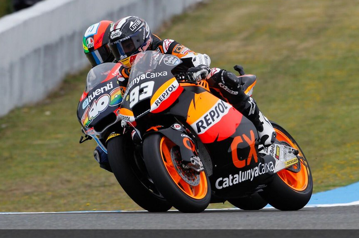 Marc Marquez (kanan) bersaing dengan Pol Espargaro dalam balapan Moto2 di Sirkuit Jerez, Spanyol, 29 April 2012. Marquez dan Espargaro bersaing ketat dalam perebutan gelar juara Moto2 musim itu.