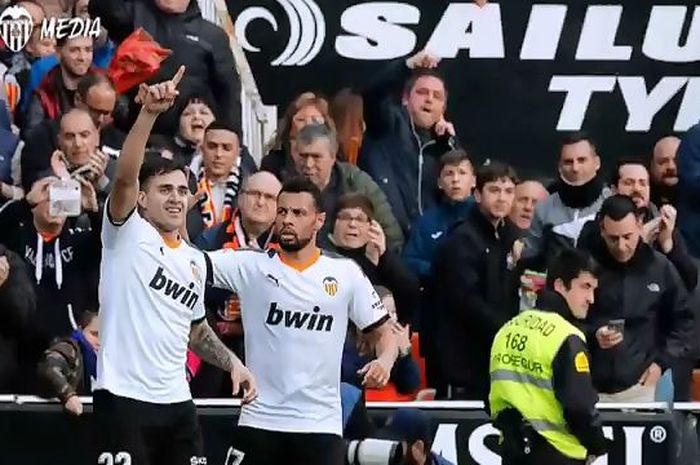 Striker Valencia, Maxi Gomez merayakan golnya ke gawang Barcelona bersama Francis Coquelin dalam laga La Liga Spanyol, Sabtu (25/1/2020) di Stadion Mestalla.