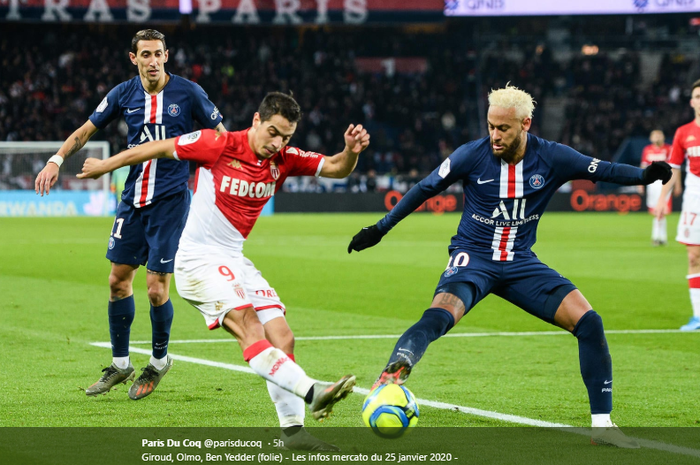 Penyerang AS Monaco, Wissam Ben Yedder dicegat oleh Neymar pada laga Paris Saint-Germain kontra AS Monaco di Liga Prancis musim 2019-2020.