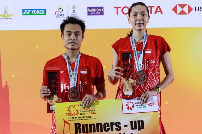 Pasangan ganda campuran Indonesia, Hafiz Faizal/Gloria Emanuelle Widjaja, berpose di podium runner-up usai kalah dari Marcus Ellis/Lauren Smith pada final Thailand Masters 2020 di Indoor Stadium Huamark, Bangkok, Thailand, Minggu (26/1/2020).