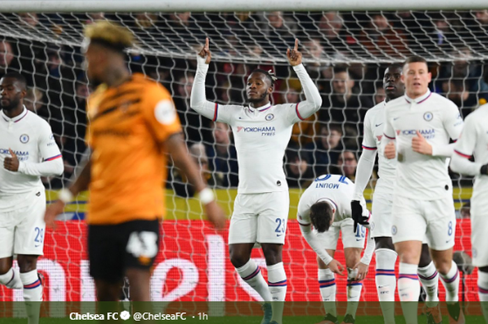 Striker Chelsea, Michy Batshuayi merayakan gol yang ia cetak ke gawang Hull City dalam pertandingan putaran empat Piala FA, Sabtu (25/1/2020).