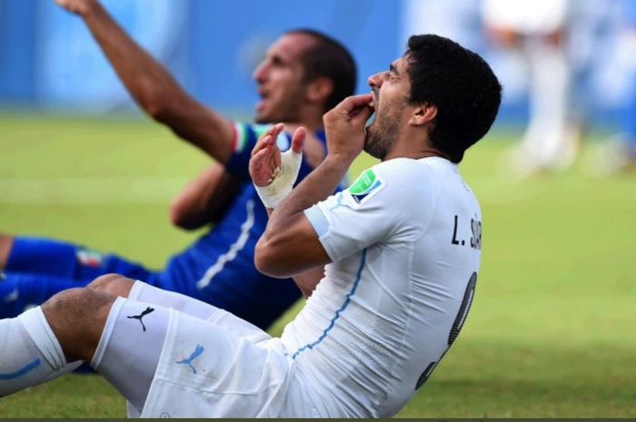 Insiden Luis Suarez usai menggigit Giorgio Chiellini pada Piala Dunia 2014