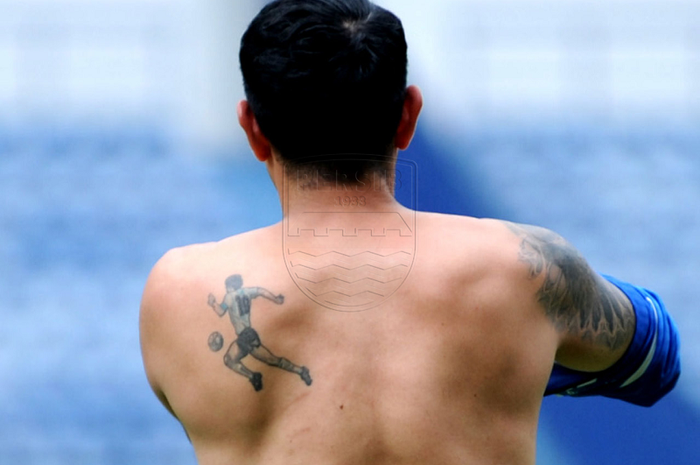 Tato di punggung kiri Esteban Viscarra yaitu Diego Maradona.