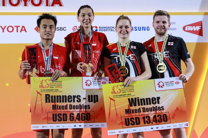 Pasangan ganda campuran Indonesia, Hafiz Faizal/Gloria Emanuelle Widjaja, berpose dengan Marcus Ellis/Lauren Smith (Inggris) pada podium kampiun Thailand Masters 2020 di Indoor Stadium Huamark, Bangkok, Thailand, Minggu (26/1/2020).