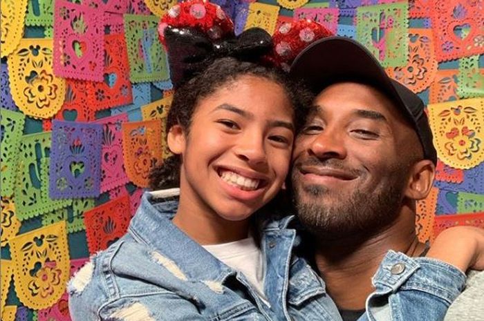 Kobe Bryant berpose dengan putri keduanya, Gianna Bryant, dalam sebuah kesempatan.