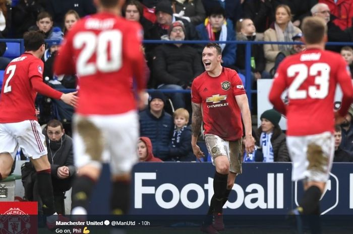 Ekspresi Phil Jones usai membobol gawang Tranmere Rovers pada laga babak keempat Piala FA, Minggu (26/1/2020).