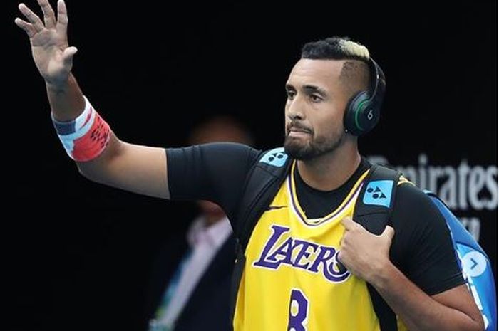 Petenis tunggal putra Australia, Nick Kyrgios, melambaikan tangan ke arah penonton saat memasuki lapangan pertandingan dengan memakai jersey nomor 8 Los Angeles Lakers. Aksi itu dilakukan untuk mengenang mendiang Kobe Bryant. 