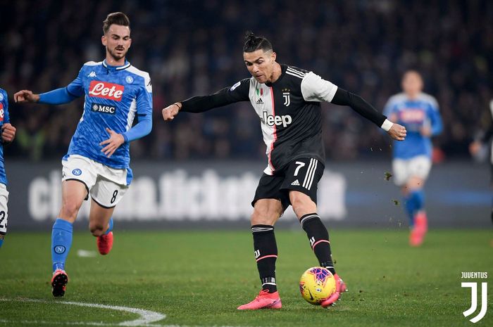 Megabintang Juventus, Cristiano Ronaldo, melepaskan tendangan dalam laga Liga Italia kontra Napoli di Stadion San Paolo, Minggu (26/1/2020).