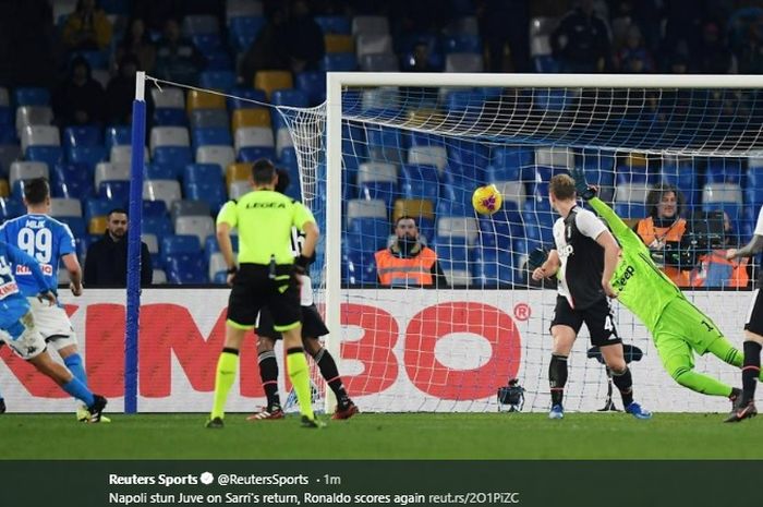 Momen terciptanya gol Lorenzo Insigne ke gawang Wojciech Szczesny pada pertandingan Napoli kontra Juventus, Minggu (26/1/2020).