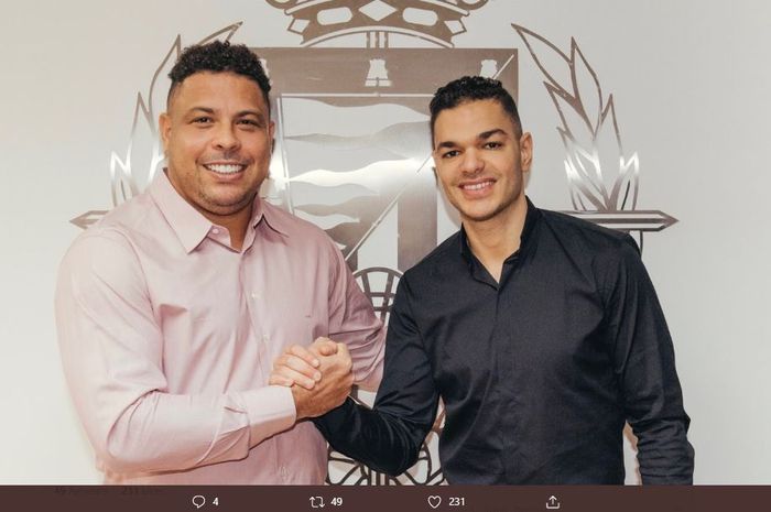 Pemilik Real Valladolid, Ronaldo Nazario, berpose bersama Hatem Ben Arfa yang mereka datangkan dengan status pinjaman.