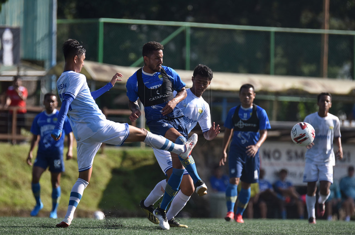 Suasana pertandingan uji coba Persib Bandung melawan Persib U-20 yang berakhir dengan skor 6-0 untuk kemenangan Supardi Nasir cs di Lapangan Inspire Arena, Kabupaten Bandung Barat, Selasa (27/1/2020).