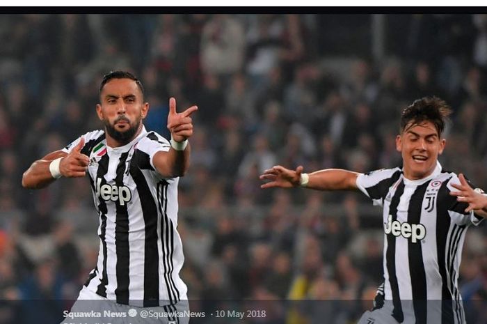 Medhi Benatia (kiri) mencetak dua gol Juventus ke gawang AC Milan pada final Coppa Italia di Olimpico, Roma, 9 Mei 2018.