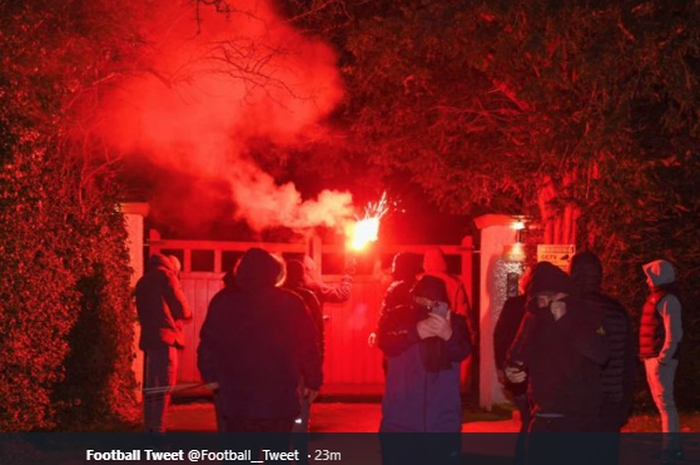 Penampakan rumah wakil presiden klub Manchester United, Ed Wodward pasca diserang oleh sekelompok pendukung The Red Devils menggungakan kembang api.