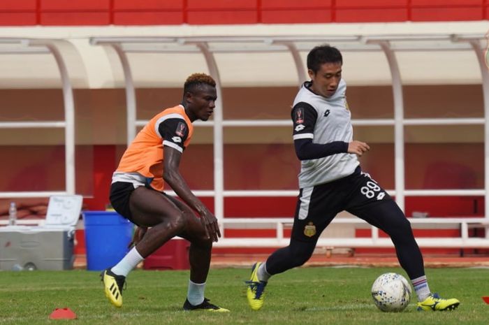 Lee Yoo-joon (kanan) dalam latihan Bhayangkara FC di Stadion PTIK, Jakarta, 20 Januari 2020.