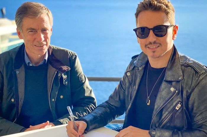 Jorge Lorenzo (kiri) bersama Managing Director Yamaha Motor Racing Lin Jarvis. Lorenzo resmi menjadi pembalap penguji Yamaha di MotoGP pada 2020.