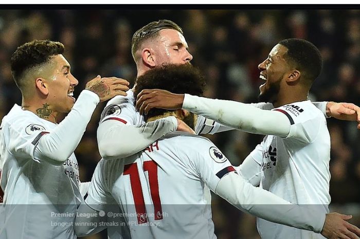 Pemain Liverpool merayakan gol Mohamed Salah ke gawang West Ham United dalam partai Liga Inggris, 29 Januari 2020.