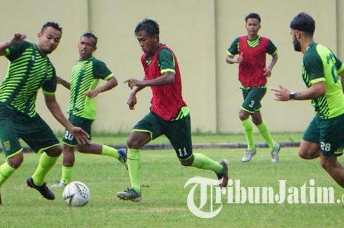 M Supriadi (rompi merah) hadir saat Persebaya Surabaya menggelar latihan di Lapangan Jenggolo Sidoarjo, Jawa Timur, Rabu (29/1/2020).