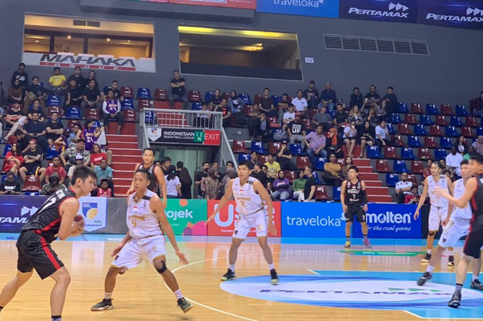 Pertandingan IBL 2020 Seri III antara Bank BPD DIY Bima Perkasa (jersey putih) dan Indonesia Patriots di Mahaka Square, Jakarta, Jumat (31/1/2020).