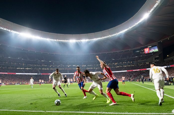 Para pemain Real Madrid dan Atletico Madrid dalam laga derbi.