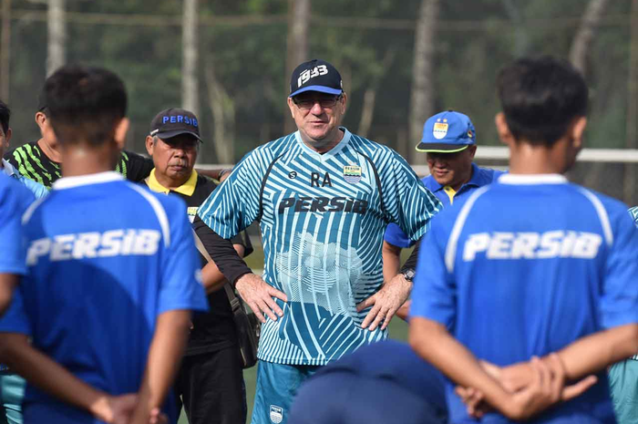 Pelatih Robert Alberts memimpin sesi latihan terakhir Persib di Lembang, Jumat (31/1/2020). 