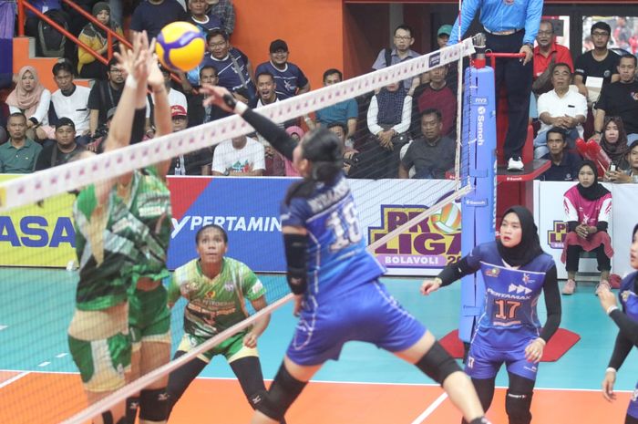 Tim putri Jakarta Pertamina Energi (jersey biru) saat menghadapi Gresik Petrokimia di GOR Satria, Purwokerto, Jumat (31/1/2020).