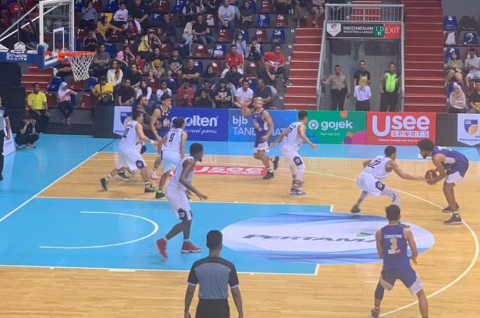 Satria Muda Pertamina Jakarta mengalahkan Prawira Bandung pada pertandingan seri III Indonesian Basketball League (IBL) musim 2020 di Mahaka Square, Jakarta, Sabtu (1/2/2020) .