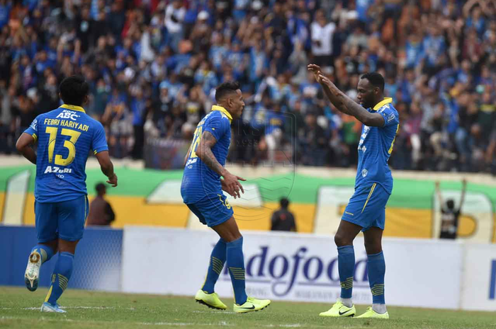 Striker Persib Bandung, Geoffrey Castillion, merayakan gol yang diciptakannya ke gawang Melaka United pada laga uji coba di Stadion Si Jalak Harupat, Bandung, Sabtu (1/2/2020).