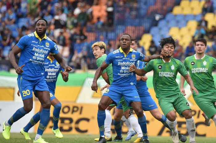 Suasana laga Persib Bandung melawan Melaka United di Stadion Si Jalak Harupat, Bandung, 1 Februari 2020.