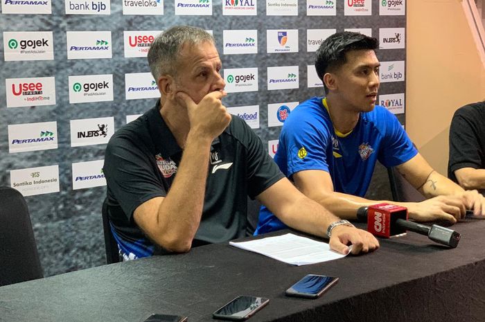 Pelatih Satria Muda Pertamina, Milos Pecic (kiri), berbicara kepada awak media  selepas pertandingan melawan Amartha Hangtuah dalam lanjutan kompetisi Indonesia Basketball League (IBL) 2020, Jakarta, 31 Januari 2020.