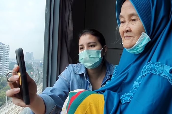 Tya Ariestya dan Nenek Iroh 