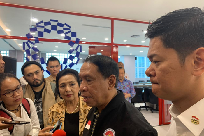 Menteri Pemuda dan Olahraga RI, Zainudin Amali (jaket hitam), hadir pada peresmian International Hall NOC di Senayan, Jakarta, Minggu (2/2/2020)