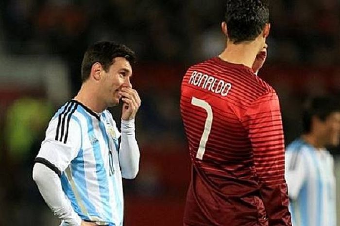 MESSI DAN RONALDO (MISRO) sedang mengobrol di lapangan.