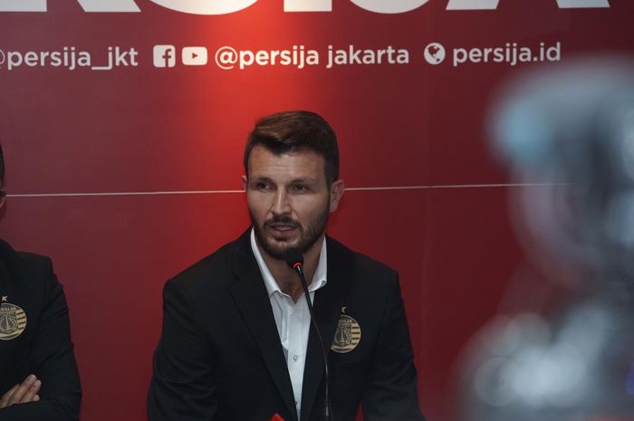 Bek asal Italia, Marco Motta, memastikan keluarganya baik-baik saja di tengah pandemi Covid-19 yang menghantam negara asalnya. 