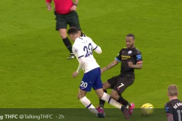 Tekel keras yang dilakukan Raheem Sterling kepad Dele Alli di laga Tottenham Hotspur kontra Manchester City, Minggu (2/2/2020).