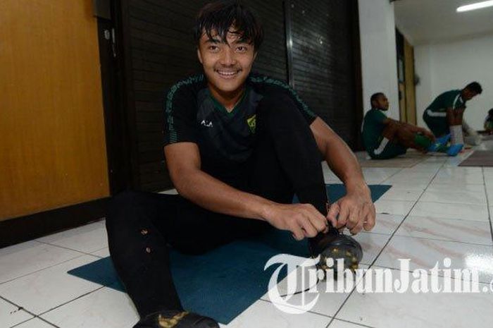 Kiper Ernando Ari saat mengikuti latihan Persebaya Surabaya di Stadion Gelora Delta Sidoarjo, Jawa Timur, Senin (3/2/2020) sore.