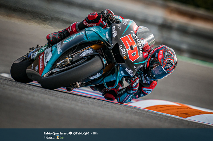 Pembalap Petronas Yamaha SRT, Fabio Quartararo, beraksi di dalam lintasan balap. 