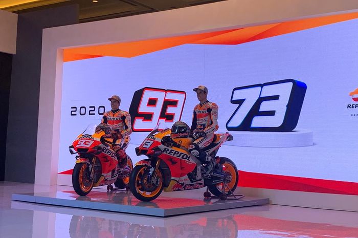 Pembalap Repsol Honda musim 2020, Marc Marquez (kiri) dan Alex Marquez, pada peluncuran tim di Jakarta, Indonesia, Selasa (4/2/2020).