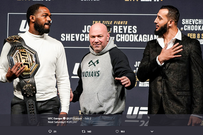 Jon Jones (kiri) dan Dominick Reyes (kanan) saat keduanya selesai melakukan staredown dengan disaksikan Presiden UFC, Dana White.